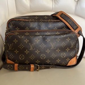 LV Crossbody Nile  Monogram AR1006 11”x 8”x 5”.